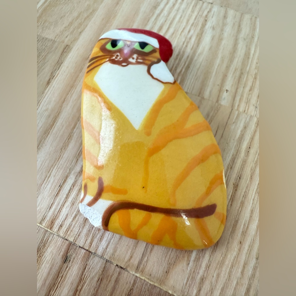 Vintage JM Christmas cat brooch pin